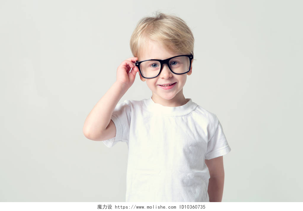 戴眼镜的男孩聪明的小男孩。戴眼镜的4岁男孩.